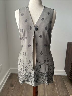 Vintage Sleeveless Patterned Button-Front Women's Longline Vest in Light Gray